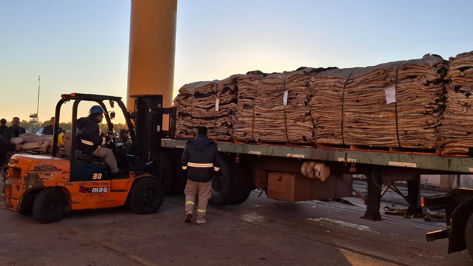 EXPORTACIÓN DESDE EL PUERTO DE BARRANQUERAS : PRIMER CARGAMENTO DE CUERO SALADO CON DESTINO A CHINA.-