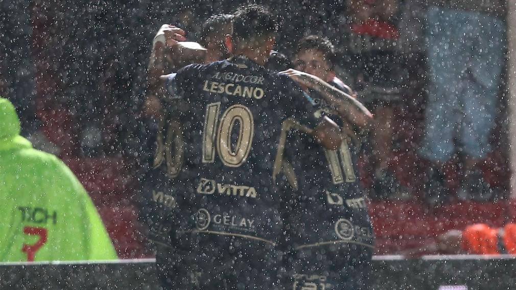 Diluvio en la paternal,pero tambien de goles,el bicho vencio al taladro por 3-2 por la fecha 13.