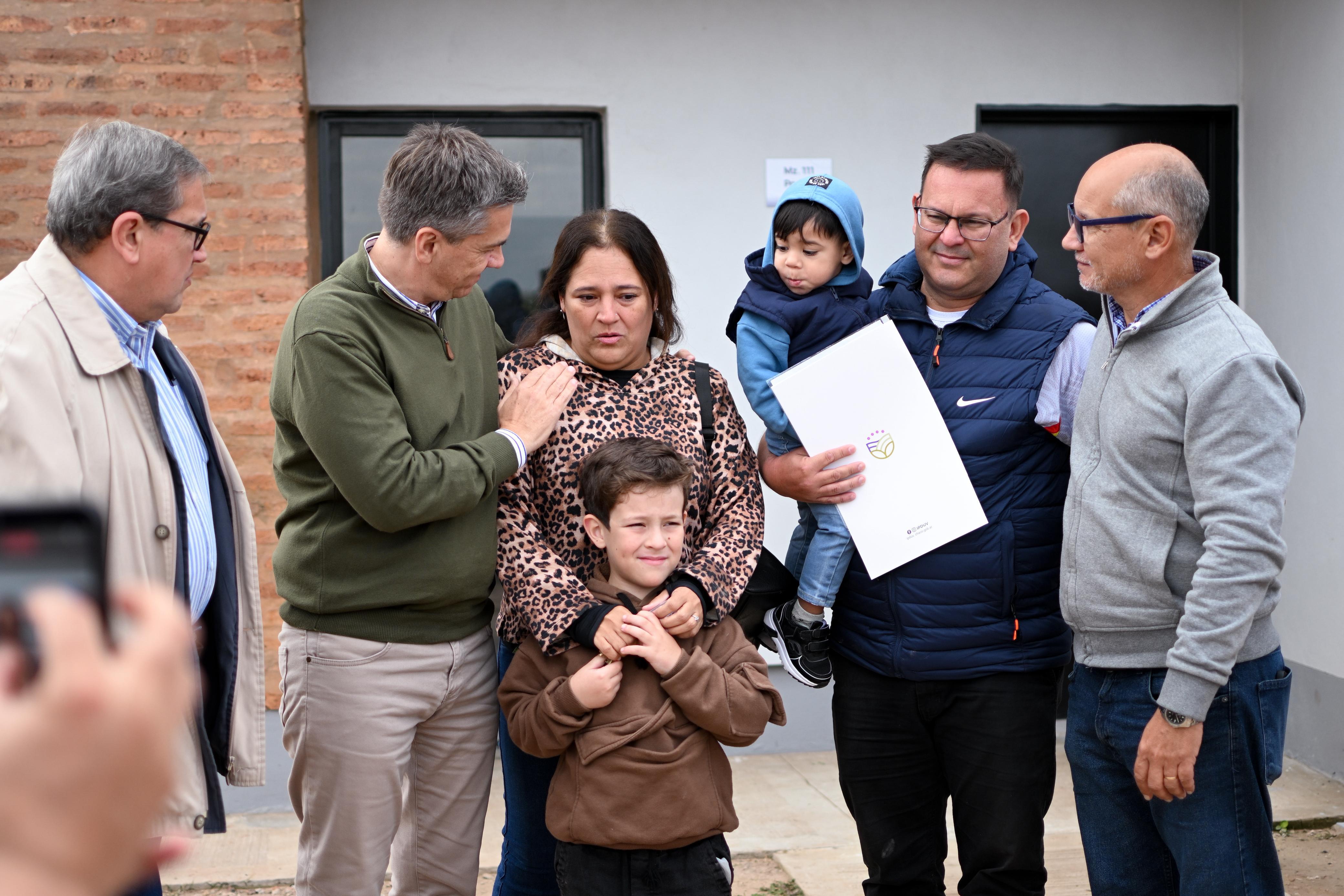 Resistencia :El gobernador entrego viviendas en la chacra 214.