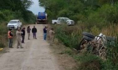MIRAFLORES : Camion sisterna que llevaba agua volco en un camino vecinal del Paraje El Caiman