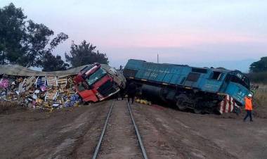 Choque de un tren del Belgrano Cargas con 17 vagones cargados de piedra  y un camion en un cruce de ruta en Salta