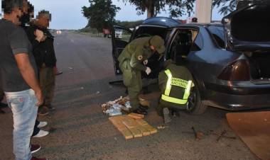 Gendarmeria incauto en la Ruta Nº 11 mas de 21 kg.de marihuana,iba destinado a Cordoba,hay dos detenidos