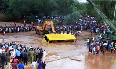 Al menos 32 personas murieron al ser arrastrado un colectivo por la corriente del rio al cruzar un precario puente en Kenia