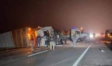 (video) Choque entre 4 camiones,un chofer muerto y varios heridos sobre la Ruta Nº 3 a la altura de Las Flores en Pcia.de Bs.As.