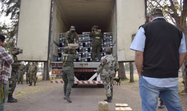 (video) GENDARMERIA : Secuetro 105 kilos de cocaina ocultos en un cargamento de bananas 