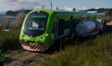 (video) Un camión atmosférico cruzó un paso a nivel en Bariloche y fue embestido por un tren