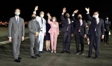 (video)  En medio de las amenzas de derribo del avion por parte de China,la presidenta del Congreso de EE.UU, Nancy Pelosi, aterrizo a Taiwán