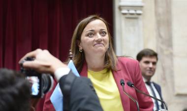 Sin respaldo de Juntos por el Cambio, Moreau asumió como la primera mujer presidenta de Diputados