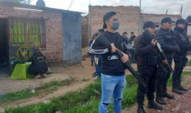 Allanamientos en el Barrio Zampa de Resistencia y en el Barrio Mitre de Saenz Peña,incautaron cocaina,arma y hay varios detenidos