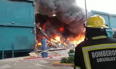 (video) URUGUAY : Feroz incendio y derrumbe de un famoso shopping de Punta del Este, las llamas están fuera de control