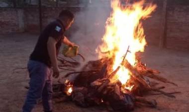 (video) SAUZALITO : Sigue la lucha,descomisaron y quemaron 300 kg. de carne de burro en el Paraje La Estacion,hay un detenido,recordemos que este animal es Patrimonio de la Humanidad
