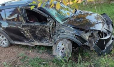 CORONEL DU GRATY : Joven perdio el control de su auto y choco contra un arbol,fue trasladado al hospital con heridas
