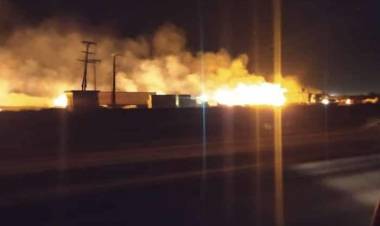 (video) Ampliando la informacion,perdidas de 15 mil fardos en el incendio de "Algononera del Sudoeste"altas horas de la noche el fuego seguia en Hermoso Campo