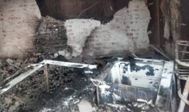 RESISTENCIA : Vándalos roban, queman y destrozan la escuela E.E.T N° 16 Primero de Mayo ubicado en la Av.Hernandarias 