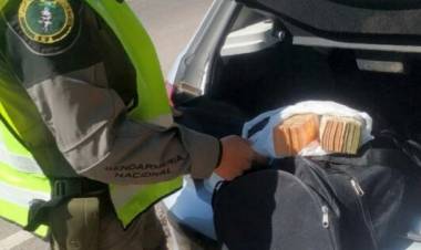 Gendarmeria detuvo a dos personas oriiundas de Saenz Peña con mas de 6.000.000 de pesos en la Ruta Nº1 en la provincia de Cordoba