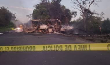 MEXICO : Mueren calcinadas 18 personas tras el choque de un colectivo contra un contenedor con combustible