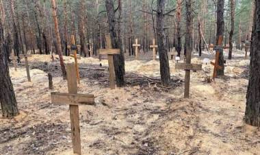 Encontraron cientos de tumbas en bosque de zona de Ucrania recuperada tras la invasión; también hallaron diez centros de tortura
