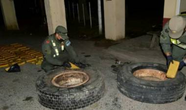 Gendarmeria detuvo un camion paraguayo en la Rutaº11,tenia mas de 113 kg.de marihuana en las ruedas de auxilio