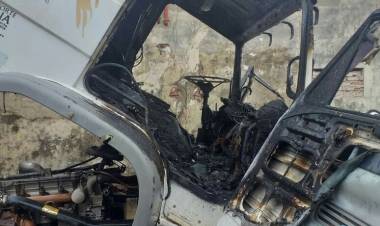 Coronel Du Graty : Bomberos Voluntarios de la localidad sofocaron incendio en la cabina del conductor