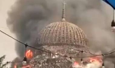 (video) Enorme mezquita se derrumba en llamas en Yakarta