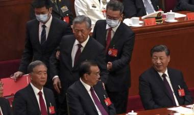 (video)Escándalo en China : echaron por la fuerza al expresidente Hu Jintao del Congreso que reeligió a Xi Jinping