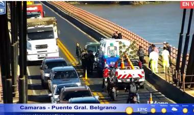 Motociclistas herido luego de que un vehiculo perdiera una rueda e impactara contra la moto sobre el Puente Chaco -Corrientes