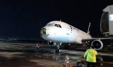 (video)Terror en vuelo,avion aterrizo sin un motor,parabriza roto luego de una tormenta en Asuncion