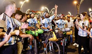 (video) Desde Cordoba, luego de 10.500 km.en bicicleta al mundial de Qatar para alentar a la seleccion Argentina