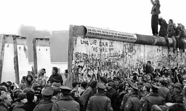 Un 9 de noviembre hace 33 años,caia el muro de Berlin,y la unidad el pueblo alemán se transformaba en un hecho,en la nota un poco de la historia