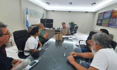 SAUZALITO : El Gobernador Capitanich recibio a los integrantes de la Cooperativa Apicola "Los Meleros"de la localidad