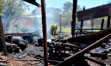 TRES ILETAS : En el mediodia de este miercoles,se incendio una carpinteria en la localidad,arduo trabajo de los Bomberos 