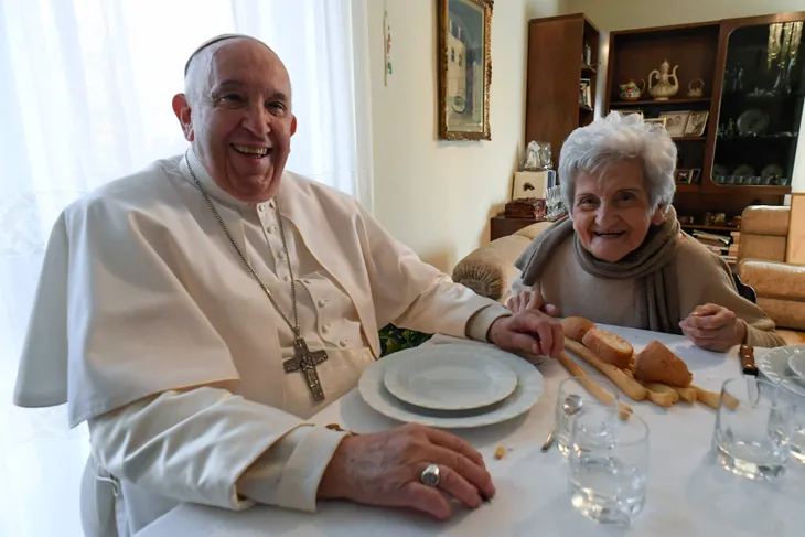 El papa Francisco visitó a su prima que cumplió 90 años,en la provincia de Asti, región de Piamonte,al noroeste de Italia