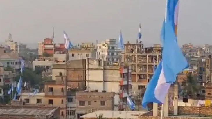 (video) En Bangladesh, la gente muestra su apoyo a la Argentina, previo al encuentro con México, flameando banderas gigantes en las azoteas de los edificios.