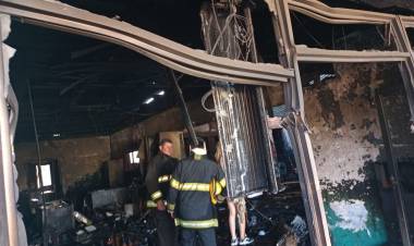 GANCEDO : Varias dotaciones de bomberos combatieron un incendio en una confiteria y un deposito de la firma Muñoz Marchessi