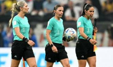 QATAR 2022 : Esto si es historico,el cuerpo arbitral conformado por puras mujeres dirigió un partido de una Copa del Mundo 