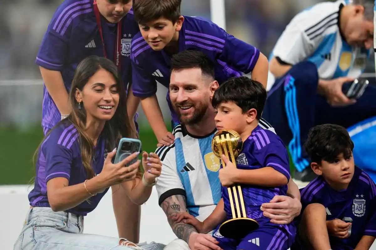 "Messi y su valija" : el texto del escritor Hernán Casciari que hizo emocionar a Lionel Messi