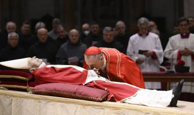 Miles de fieles despiden a Benedicto XVI en la Basílica de San Pedro,el velatorio sera hasta el miercoles