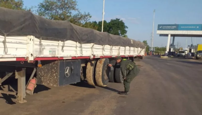 Gendarmeria intercepta dos camiones y secuestran 30 neumáticos de contrabando,en el control del Puente Belgrano