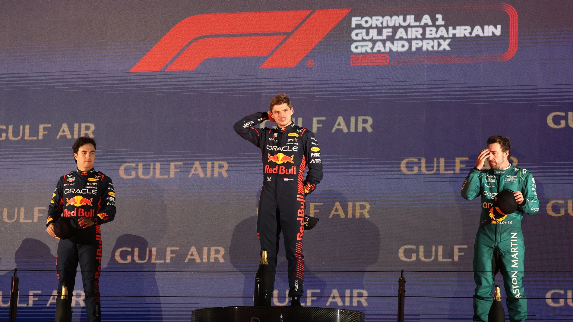 Red Bull vuela en Bahréin: Verstappen y "Checo" Pérez firman el 1-2 cortados del pelotón,el tercero fue en bicampeon Fernando Alonso