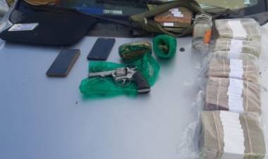 Tres detenidos con casi 2.000.000 de pesos,arma,hojas de coca sobre la Ruta Nacional Nº16 en cercanias de Puerto Tirol