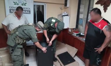 (video)  Gendarmeria de la Seccion "Puerto Velaz" en la Ruta Nacional N° 11,incauto 15 paquetes de marihuana en un bafle muy especial,el colectivo iba hacia Bs.As.