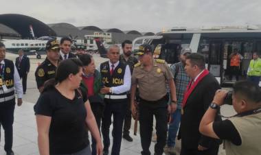 Expresidente Toledo arriba a Perú, extraditado de EEUU
