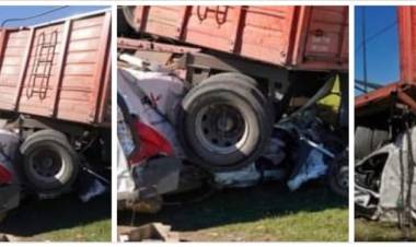 ROSARIO : Volvieron a nacer,impactante choque entre camión y un utilitario en la autopista a Rosario-Buenos Aires