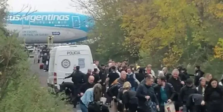 Una azafata de Aerolineas Argentinas fue detenida por la amenaza de bomba al avion que iba despegar hacia Miami
