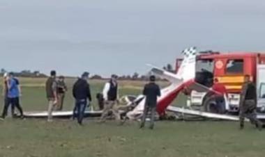 (video) CHARATA : Dos muertos al precipitarse un avion a tierra en la inauguracion de Agronea