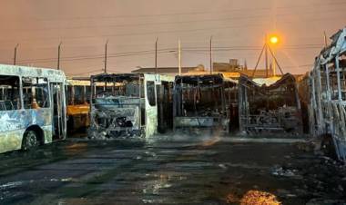 (video) Un Incendio destrozó 17 colectivos en una terminal de La Tablada en Bs.As.