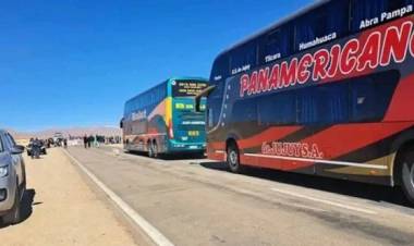 LAMENTABLE : Muere una turista que viajaba en colectivo de Bs.As.,tras descompensarse en un corte de ruta de varias horas en Jujuy