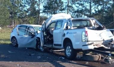 ITUZAINGO :Choque frontal entre dos vehiculos,hasta el momento 2 muertes y varios heridos,fue sobre la Ruta Nº 12