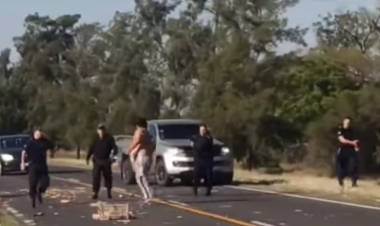 (video)Corrientes : Ataque de locura,un hombre en la Ruta Nº12 ataco vehiculos a mazazos,se autoflagelo y murio en el hospital