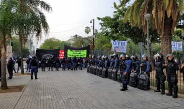 Seguridad  : la Policía del Chaco despejó una protesta social frente a Casa de Gobierno y hay diez personas demoradas